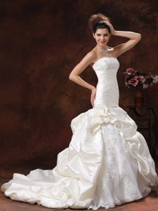 2013 Luxurious Mermaid Ruched Wedding Gown Dress Lace with Hand Made Flower