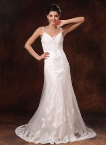 New Straps and V-neck Dress for Brides in Lace with Appliques and Beading