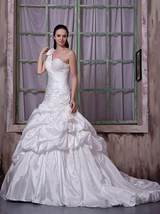 Luxurious One Shoulder Lace-up Wedding Dress with Pick-ups and Appliques