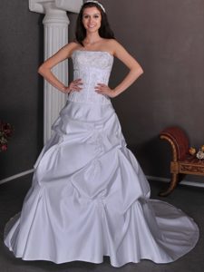Fashionable Strapless Appliqued Church Wedding Dress with Pick-ups in