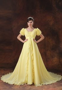 Yellow V-neck Bridal Dress with Ruffles and Short Sleeves for Spring