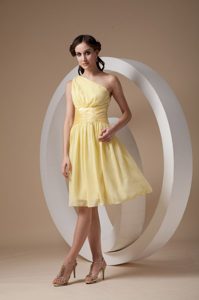 Light Yellow Ruched Knee-length One Shoulder Chiffon Bridemaid Dress