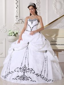 Vintage White Ball Gown Sweetheart Satin and Embroidery Quince Dresses