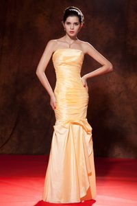 Fashionable Mermaid Strapless Ruched Long Celebrity Dress for Less in Gold