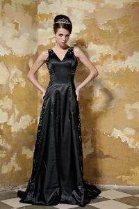 V-neck Brush Train Black Evening Wear Dresses with Beads in for Fall