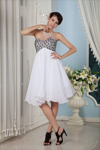White Sweetheart Knee-length Chiffon Prom Homecoming Dress with Beading