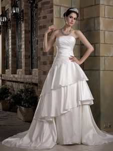 Fashionable A-line Strapless Wedding Bridal Gown in with Appliques