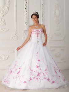 White Sweetheart Long Organza Quinceanera Dresses with Embroideries