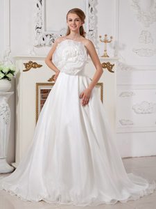 Latest Strapless Court Train Chiffon Wedding Dresses with Hand Made Flower