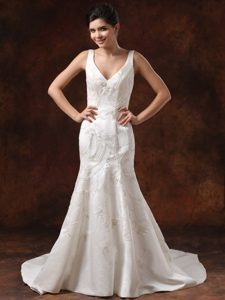 White V-neck Embroidery Fitted Satin Nice Wedding Dress with Court Train