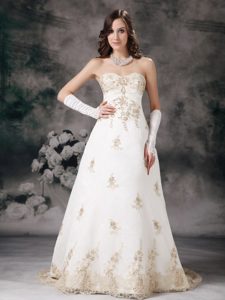 Pretty Sweetheart Court Train Lace Wedding Dresses with Beading in Ivory