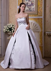 Cheap Ball Gown Strapless Satin Embroidery Wedding Dress with Chapel