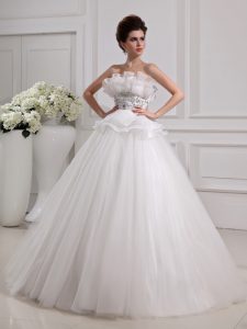 Fashionable Sleeveless Tulle Floor Length Zipper Wedding Dress in White with Beading
