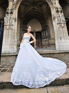 With Train White Wedding Dress Tulle Chapel Train Sleeveless Beading and Appliques